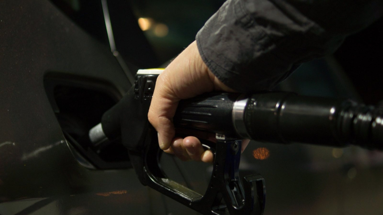 Benzín je právě teď v ČR nejdostupnější